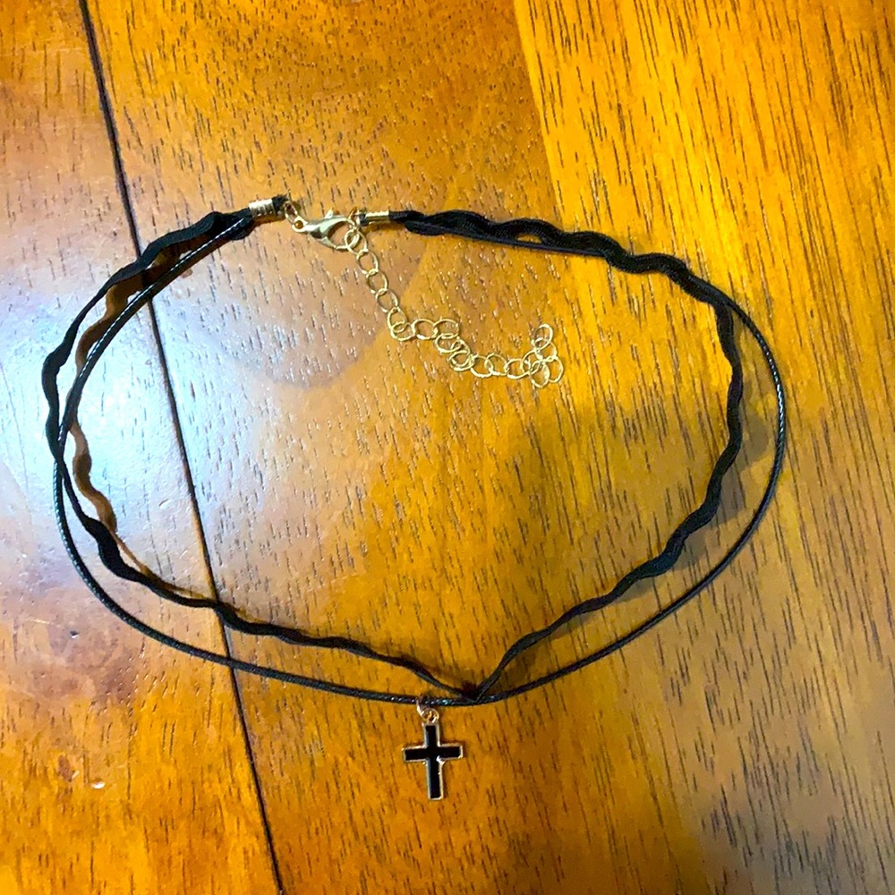 ✨Black choker with cross✨